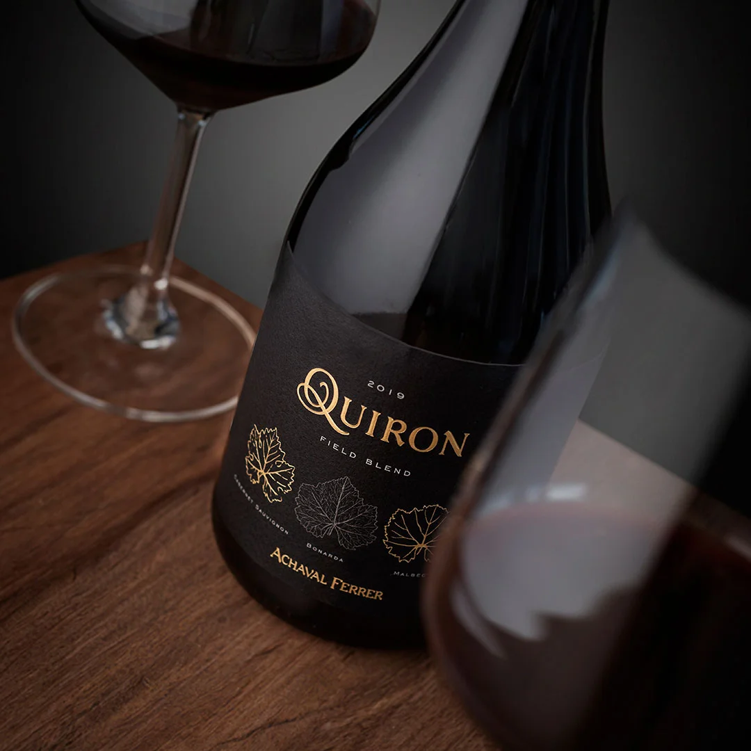 Botella de Quirón con su etiqueta de estudio ampelográfico